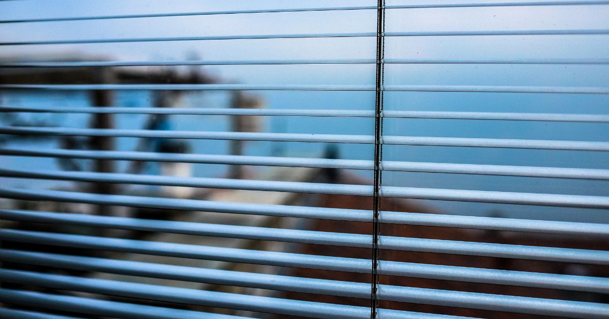 Prevencija je pola posla. Redovito provjetravanje prostora smanjuje količinu lebdećih čestica u zraku. Također, jednom tjedno prijeđite preko zatvorenih lamela suhom krpom od mikrofibre. Taj jednostavni postupak produžit će razdoblje između dva temeljita mokra pranja. U kuhinji u kojoj ima dosta vlage, osigurajte dobru ventilaciju ili napu koja će ”uhvatiti” masnu paru.
Kada je vrijeme za zamjenu aluminijskih žaluzina?